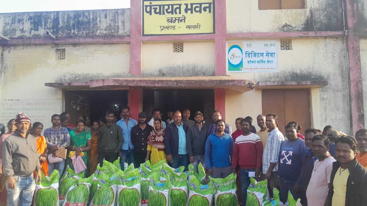 किसानों के बीच गेहूं बीज का वितरण