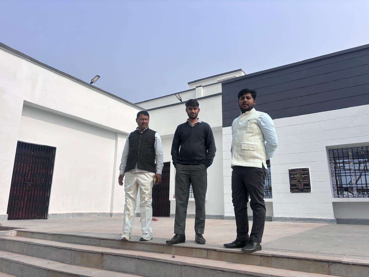 बीडीओ ने बीपीआरओ के साथ घसिया पंचायत सरकार भवन का किया निरीक्षण