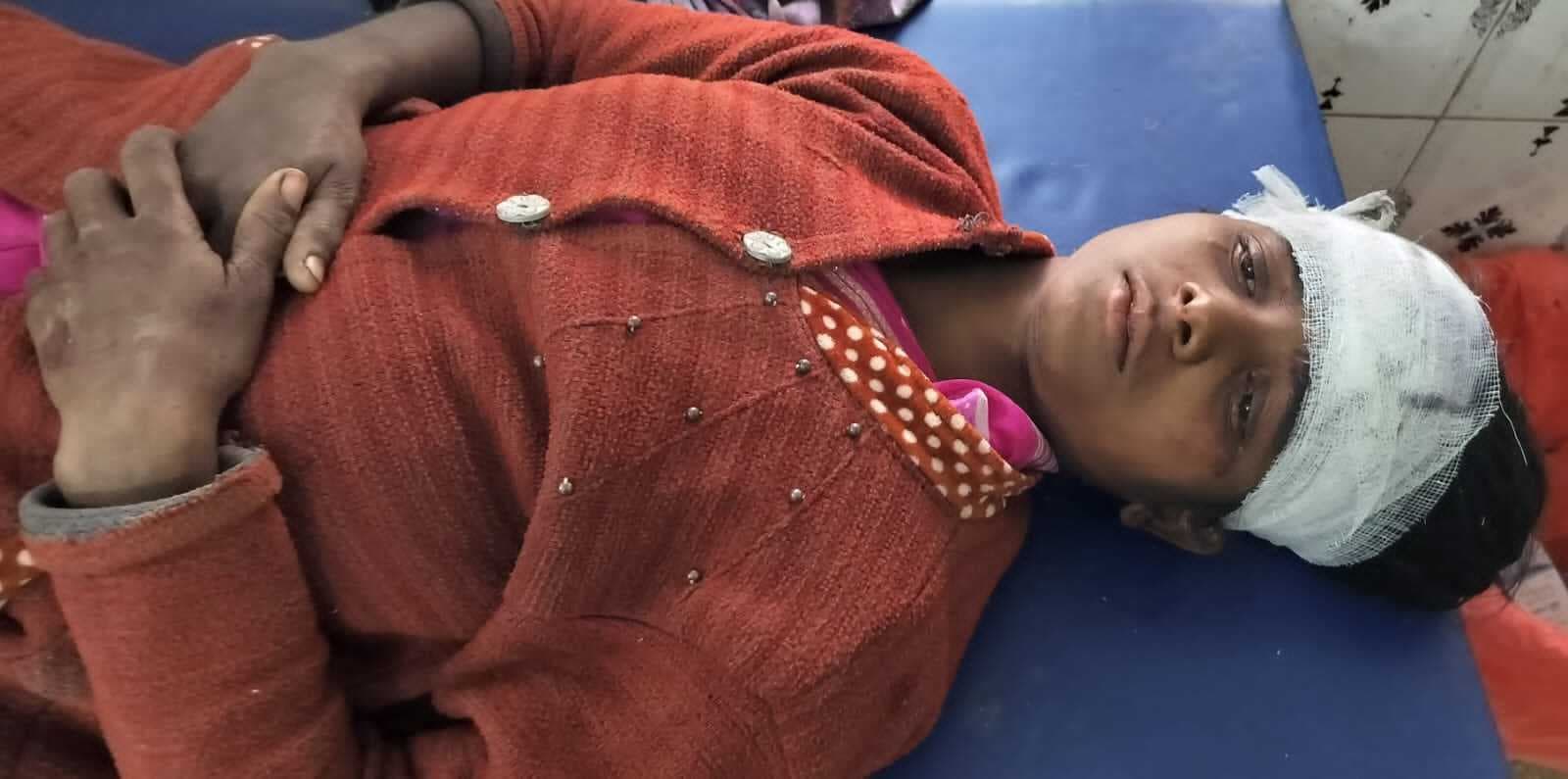 पेड़ घर पर गिरा, बच्चे की मौत, माता-पिता घायल