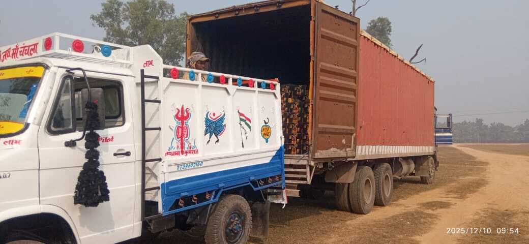 बेवरेज कंपनी के गोदाम की जगह बेना मैदान में बीयर हो रहा था अनलोड, ग्रामीणों ने रोका