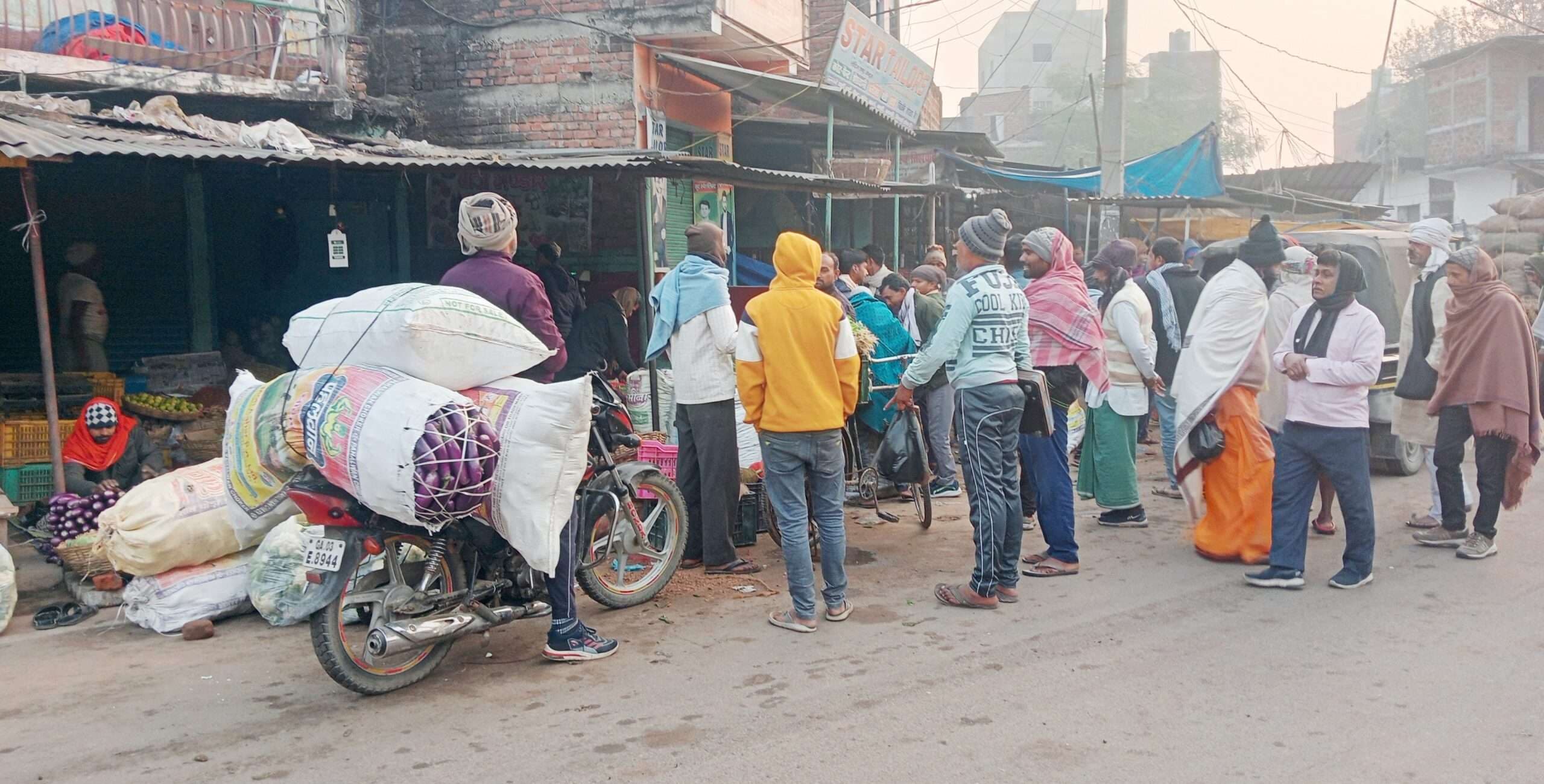 Aurangabad News : मार्केट छोड़कर सड़क पर लग रही सब्जी दुकान