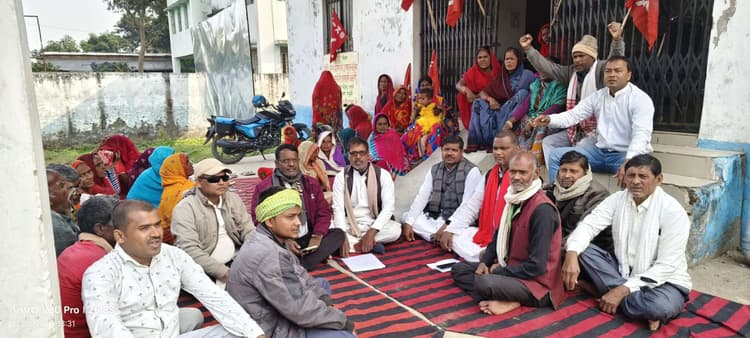 Madhubani News : बिहार राज्य किसान सभा ने मांगें पूरी नहीं होने पर प्रखंड कृषि कार्यालय पर दिया धरना
