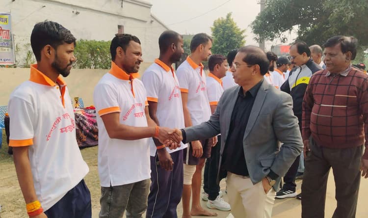 वॉलीबॉल प्रतियोगिता में उसरी की टीम ने माड़र को हराया