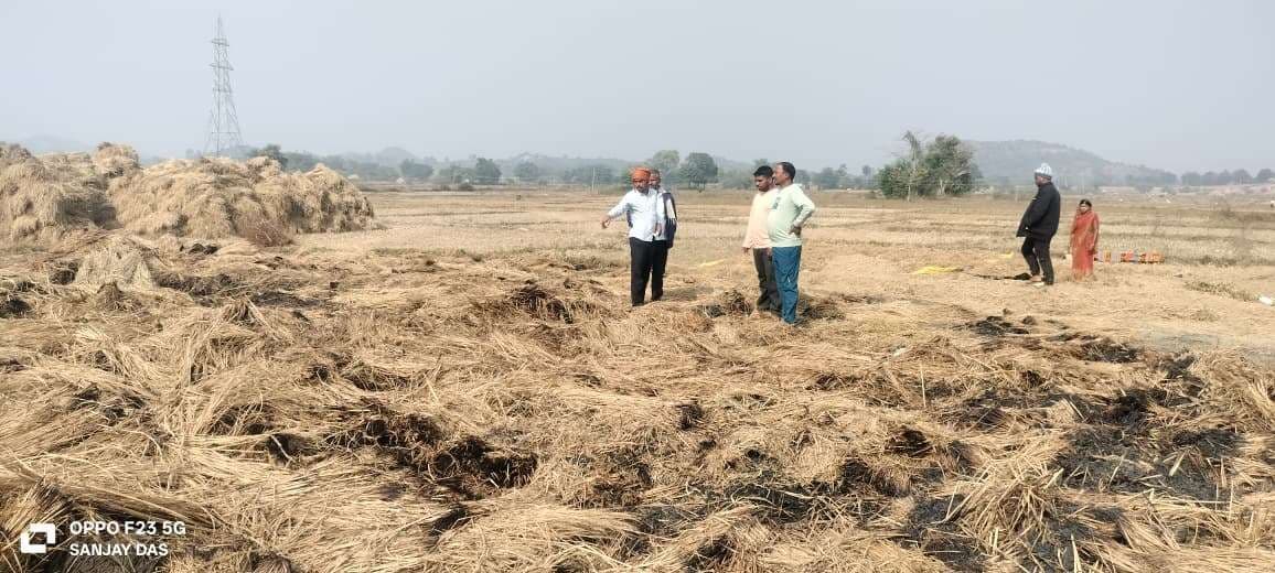 Giridih News :आग लगने से खलिहान में रखा हजारों का धान जला