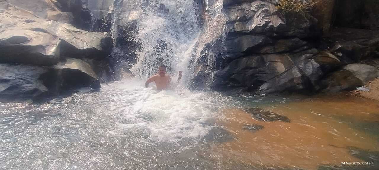 Giridih News :नववर्ष पर कोदवारी झरने पर उमड़ते हैं लोग, रोमांच और जोखिम के बीच जश्न