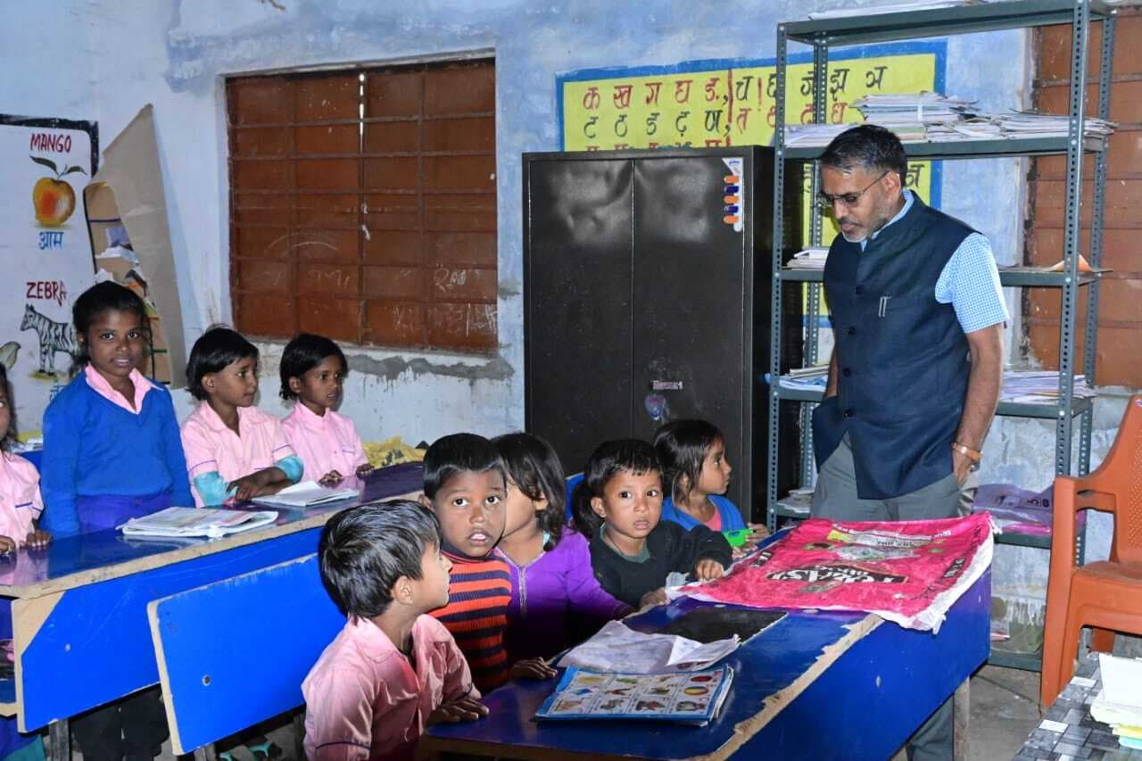 Giridih News :डीसी ने किया कक्षाओं का निरीक्षण, बच्चों से सुविधाओं की ली जानकारी