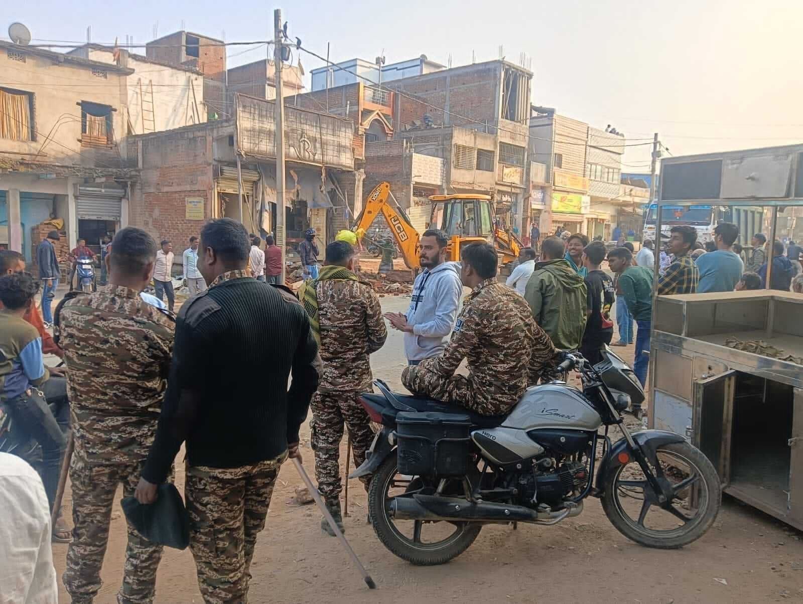 Giridih News :अतिक्रमण के खिलाफ दूसरे दिन भी चला अभियान