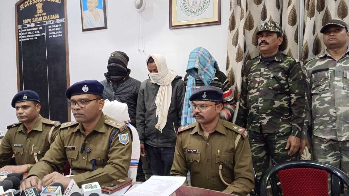 Chaibasa News : मंझारी में राशन दुकान में मिलावट कर बेची जा रही थी शराब, तीन लोग गिरफ्तार