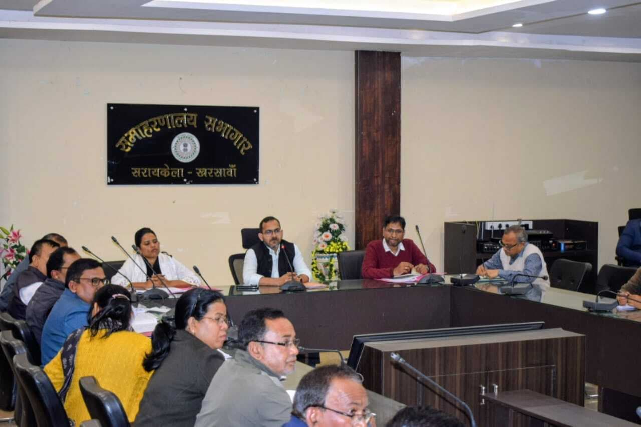 Seraikela Kharsawan News : बायोमीट्रिक हाजिरी नहीं बनाने वाले शिक्षकों का वेतन रोकें