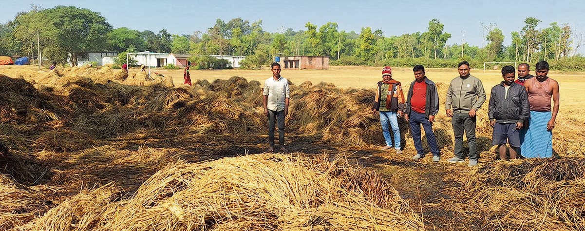 Chaibasa News : खलिहान में रखा धान आग से जला, तीन लाख का नुकसान