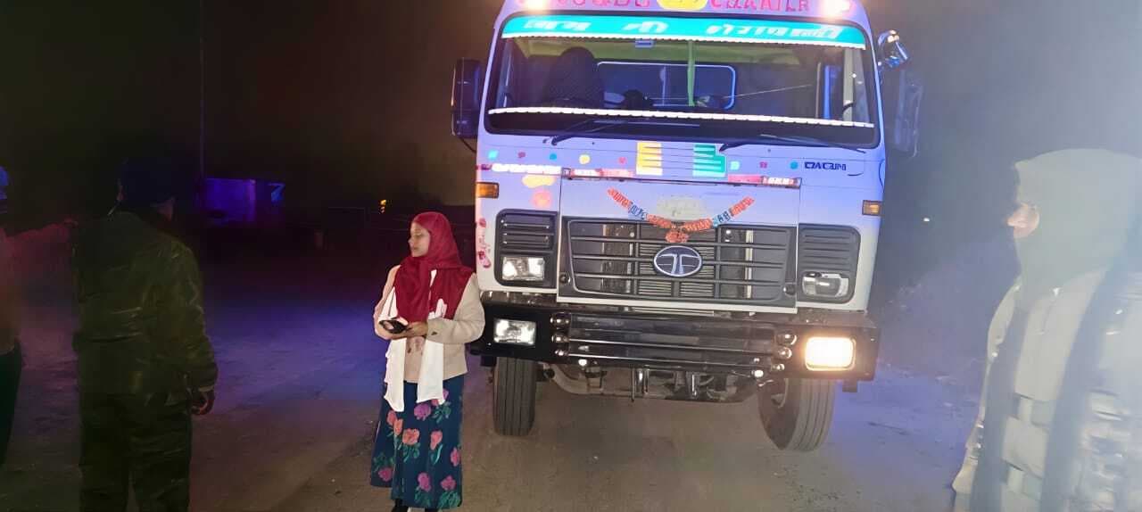 East Singhbhum News : रात में सीओ ने बालू लदा हाइवा पकड़ा, कई वाहन ले भागे चालक