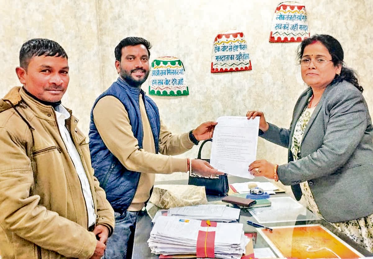 East Singhbhum News : धालभूमगढ़ बीडीओ को ज्ञापन सौंप बदहाल सड़कों के निर्माण की मांग