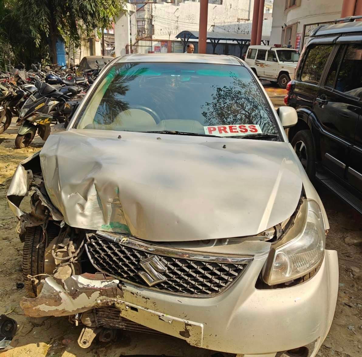 Dhanbad News: कार में तीन मवेशी ले जा रहे थे तस्कर, पुलिस को देख भागे