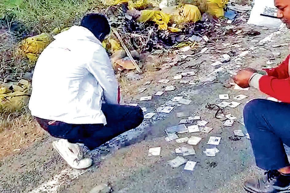 शांतिपुर : एनएच किनारे मिले सैकड़ों वोटर कार्ड से हड़कंप