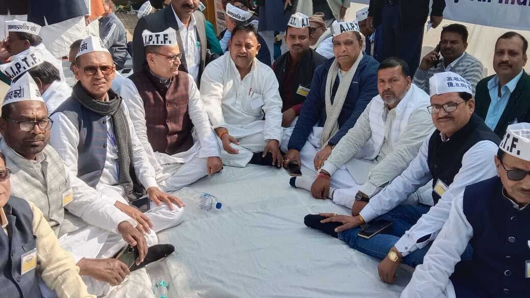 दिल्ली में जिले के शिक्षकों ने पुरानी पेंशन समेत अन्य मांगों को लेकर भरा हुंकार