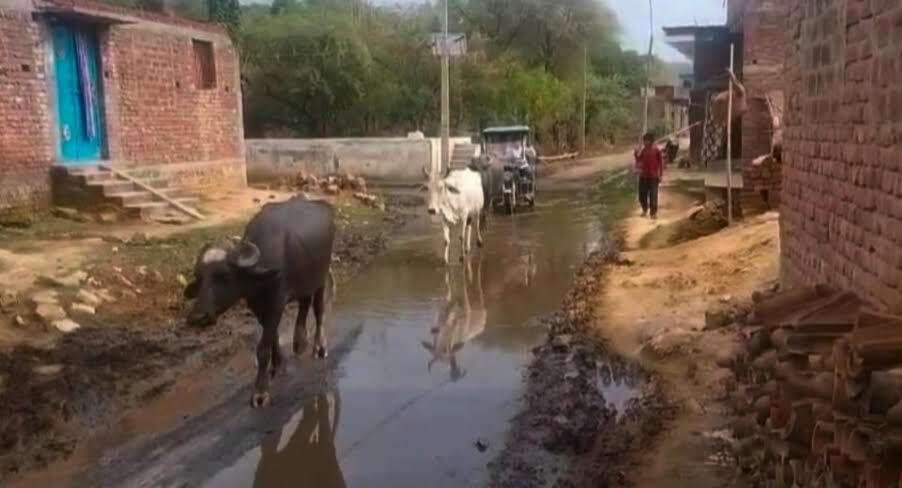 घरों का गंदा पानी सड़क पर बहने से ग्रामीण परेशान