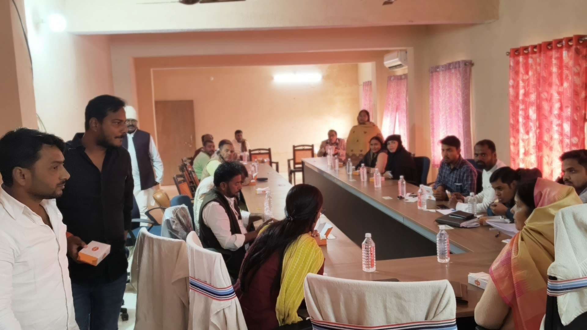 नगर पंचायत बोर्ड की बैठक का उपमुख्य पार्षद व पार्षदों ने किया बहिष्कार