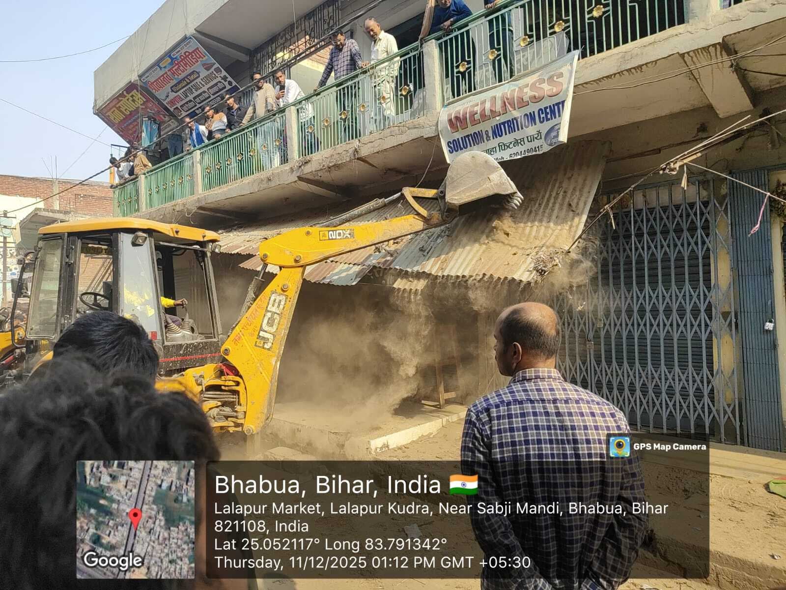 शहर के लालापुर व भभुआ मोड़ पर चला प्रशासन का बुलडोजर