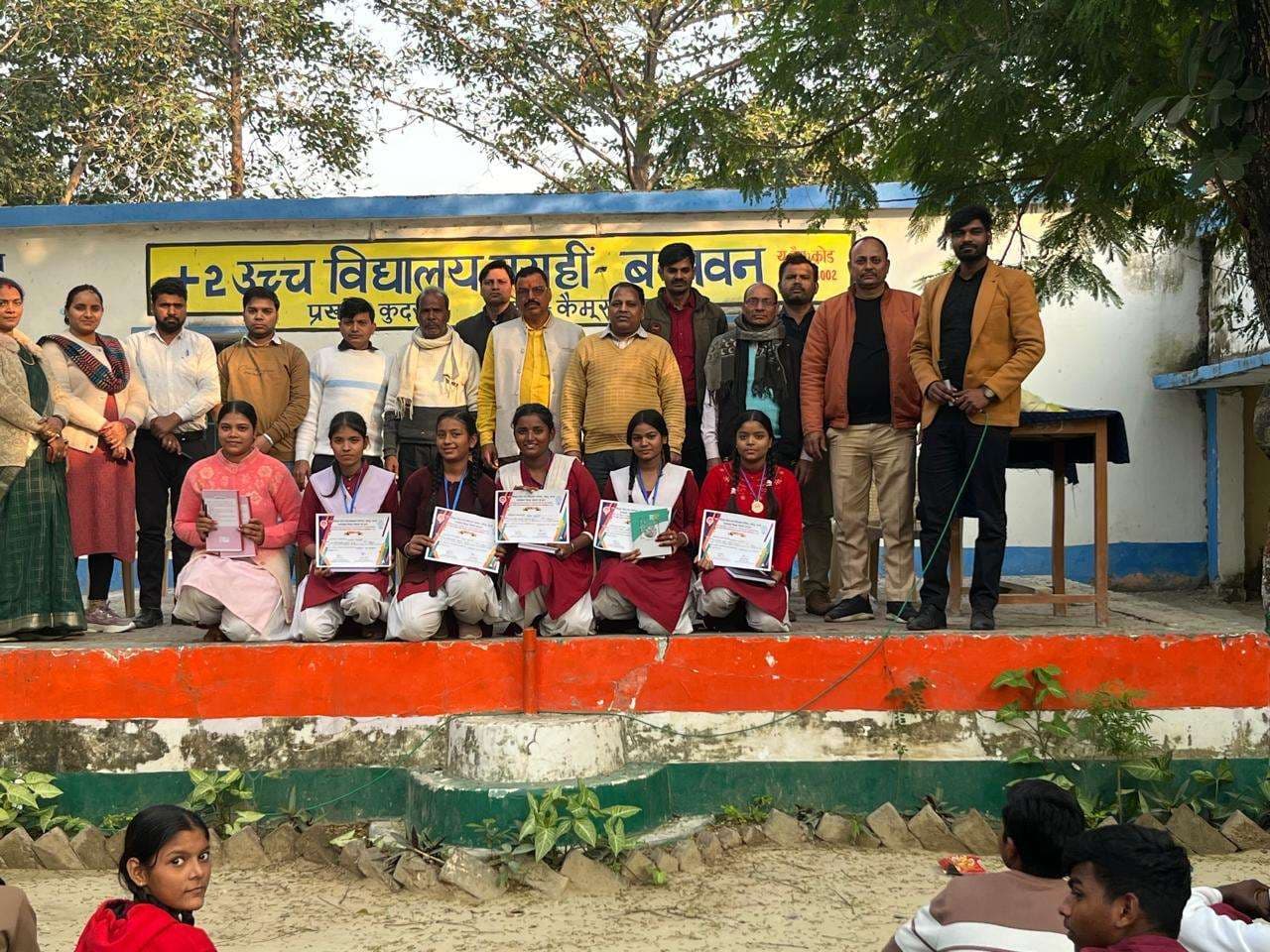 बसही बसावन स्कूल में छात्र-छात्राओं को किया गया सम्मानित