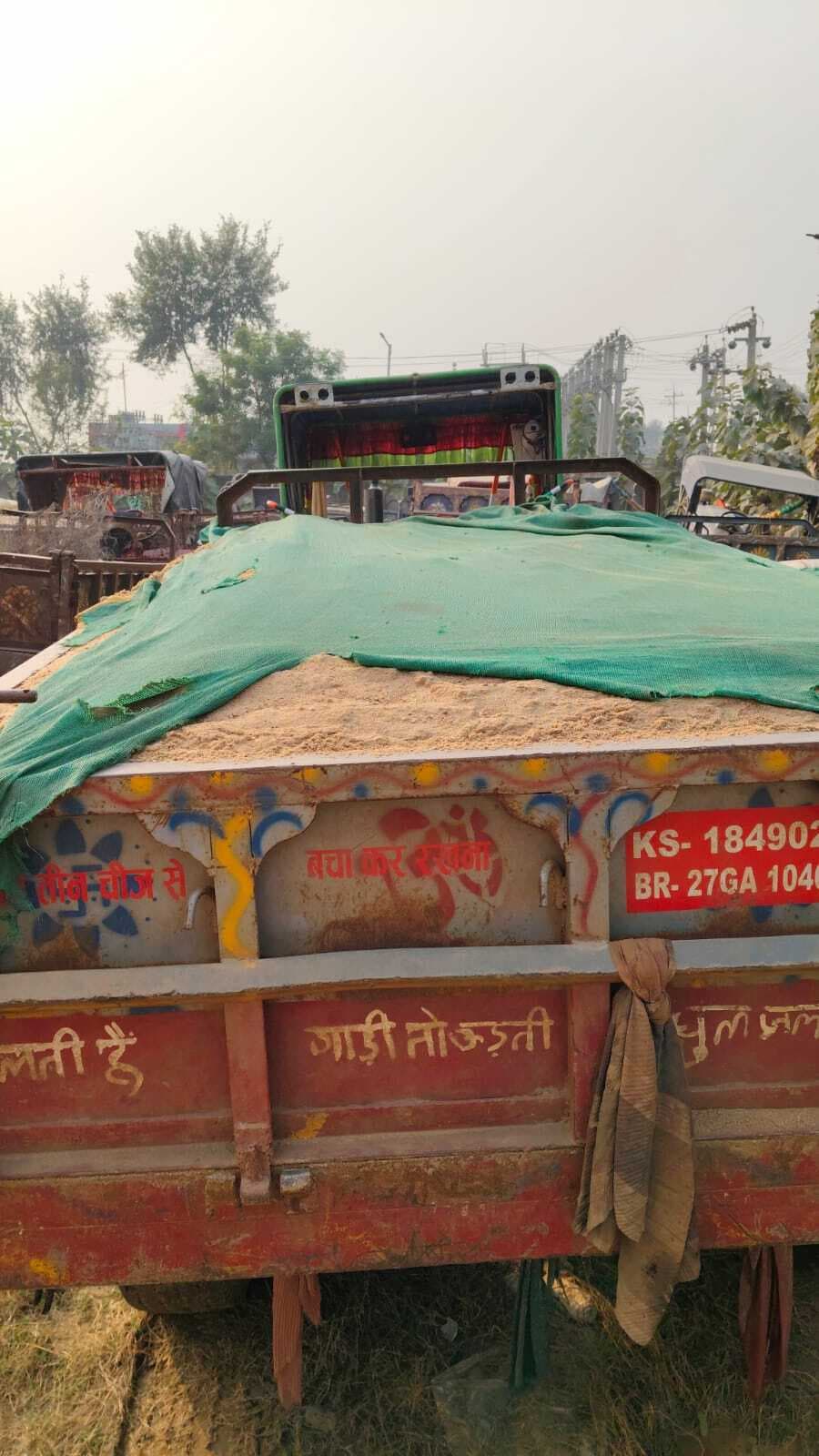 ट्रैक्टर पर लदा 100 घन फीट अवैध बालू जब्त, चालक गिरफ्तार