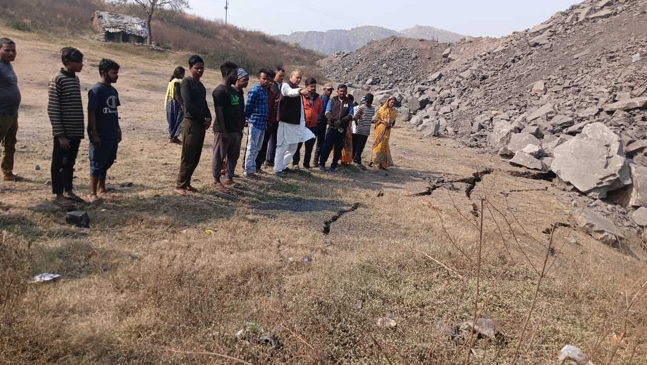 Dhanbad News : तेतुलमारी नयामोड़ के पास जमीन फटी, गैस रिसाव