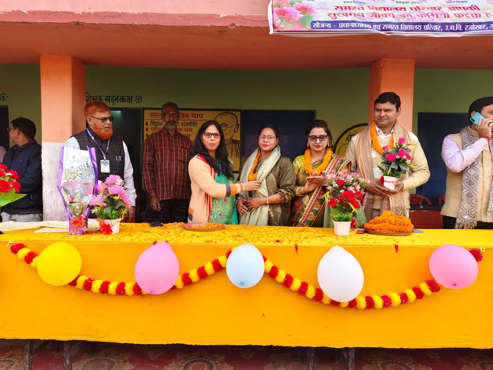 उमावि रजोखर में समारोह में शिक्षकों को सम्मान के साथ किया गया विदा