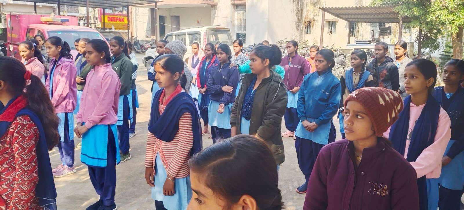 छात्राओं ने गोह थाने में पुलिस कार्यप्रणाली व कानूनी प्रक्रियाओं को समझा