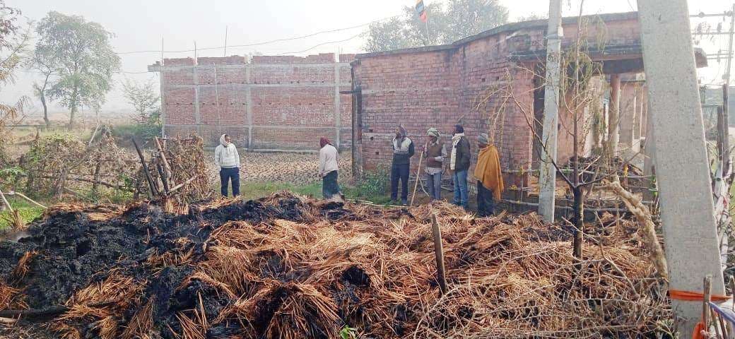 रामपुर गांव में असमाजिक तत्वों ने खलिहान में लगायी आग, धान के 400 बोझे जलकर राख