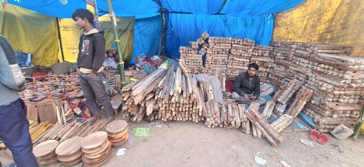 सीतामढ़ी मेले में काष्ठ कला से सजी दुकानें