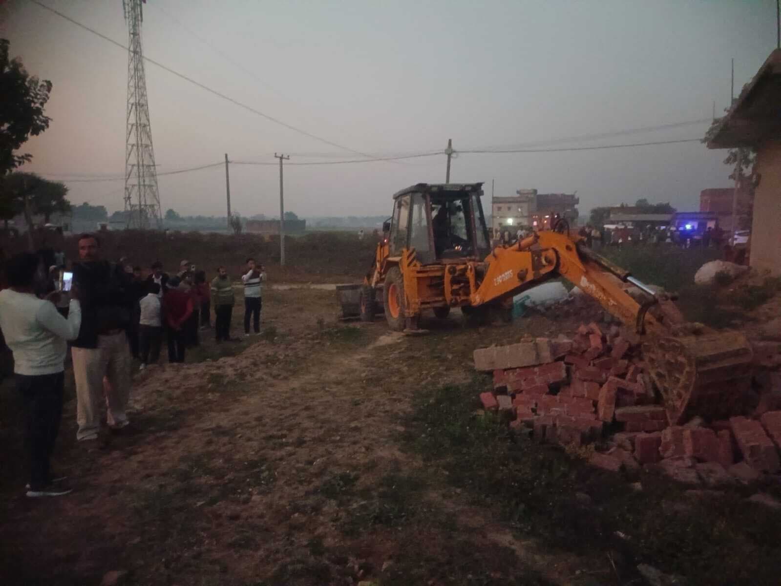 न्यायालय के आदेश पर अवैध निर्माण पर चला बुलडोजर