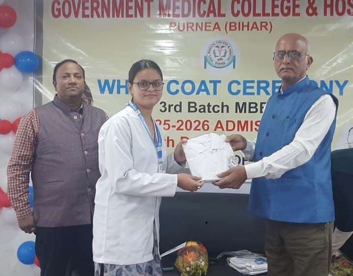 मानवता से बड़ा कोई धर्म नहीं, नहीं तो सफेद कोट पर लगेगा दाग : प्राचार्य