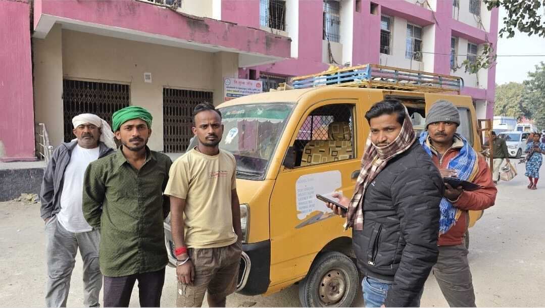 औरंगाबाद में ओवरलोड सरिया लदा ट्रैक्टर पलटा, मजदूर की मौत