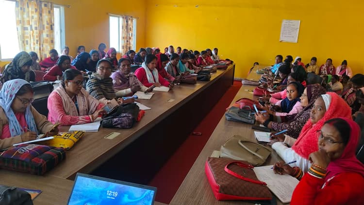 सेविकाओं को समर एप के बारे में दी गयी जानकारी