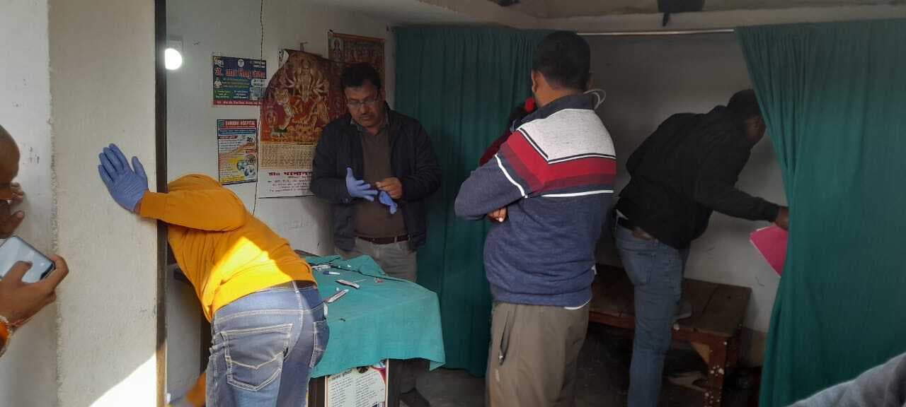 ग्रामीण डॉक्टरों की लापरवाही से महिला की मौत, क्लिनिक सील