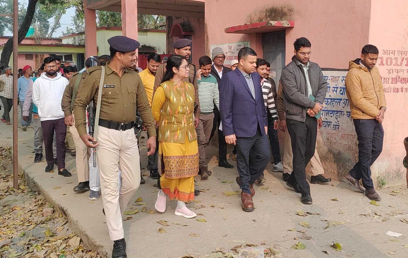 डीएम ने ब्लॉक का किया निरीक्षण