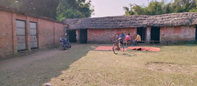 ओडीएफ मुक्त जिले में बिना शौचालय का संचालित हो रहा फेकू लाल प्राथमिक सह मध्य संस्कृत विद्यालय