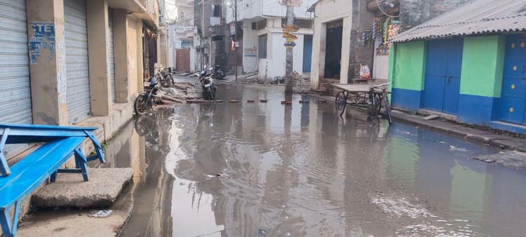 नाला का गंदा पानी सड़क पर बहने से लोगों में आक्रोश