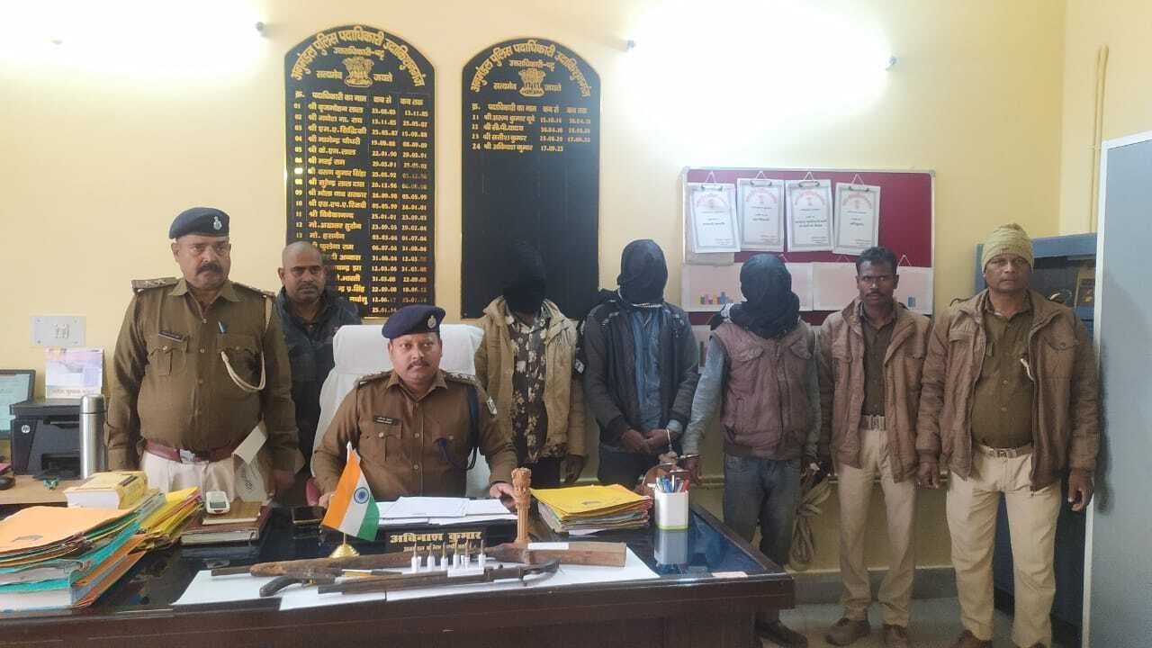 हथियार के साथ तीन अपराधी गिरफ्तार