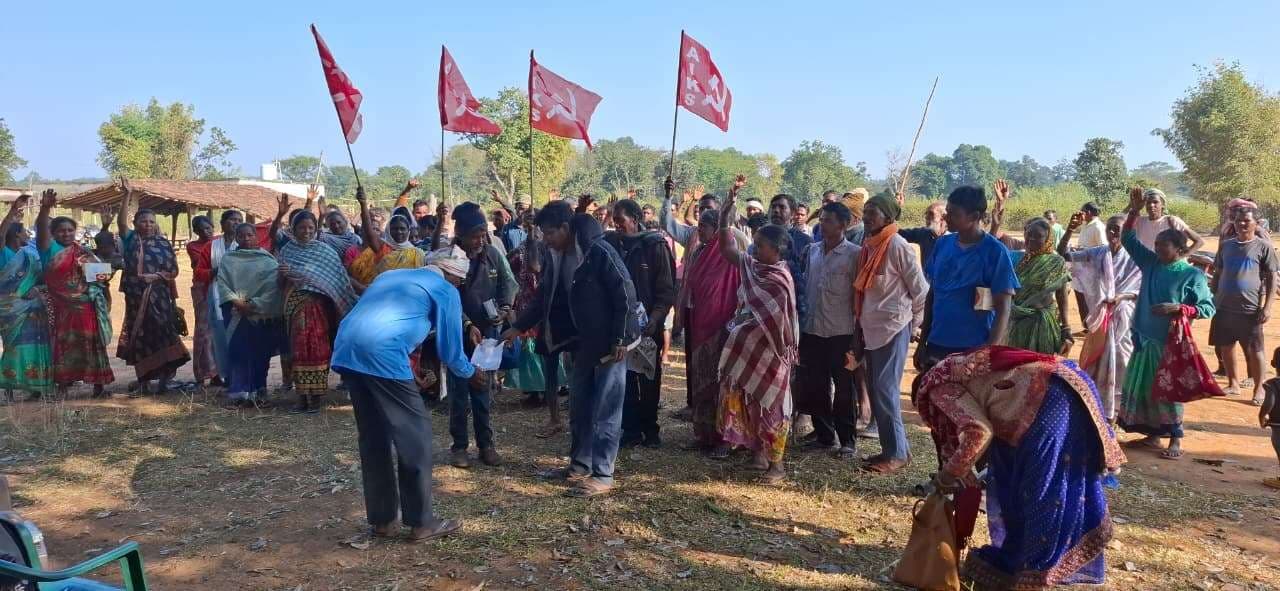 प्रखंड में जलाई गयी बीज विधेयक की प्रतियां