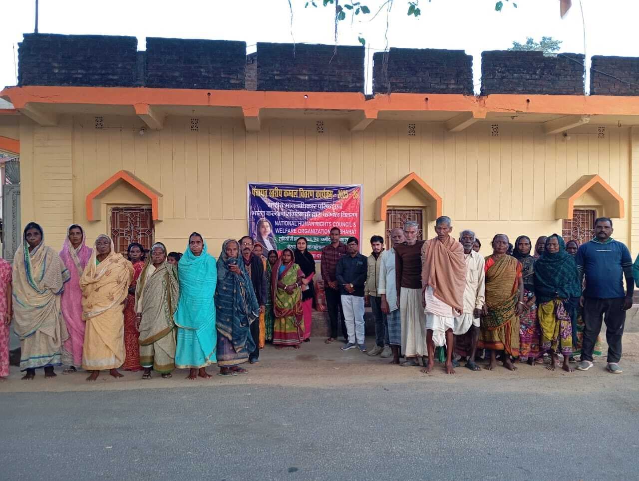 श्रीपुर गांव में गरीबों के बीच कंबल का किया वितरण