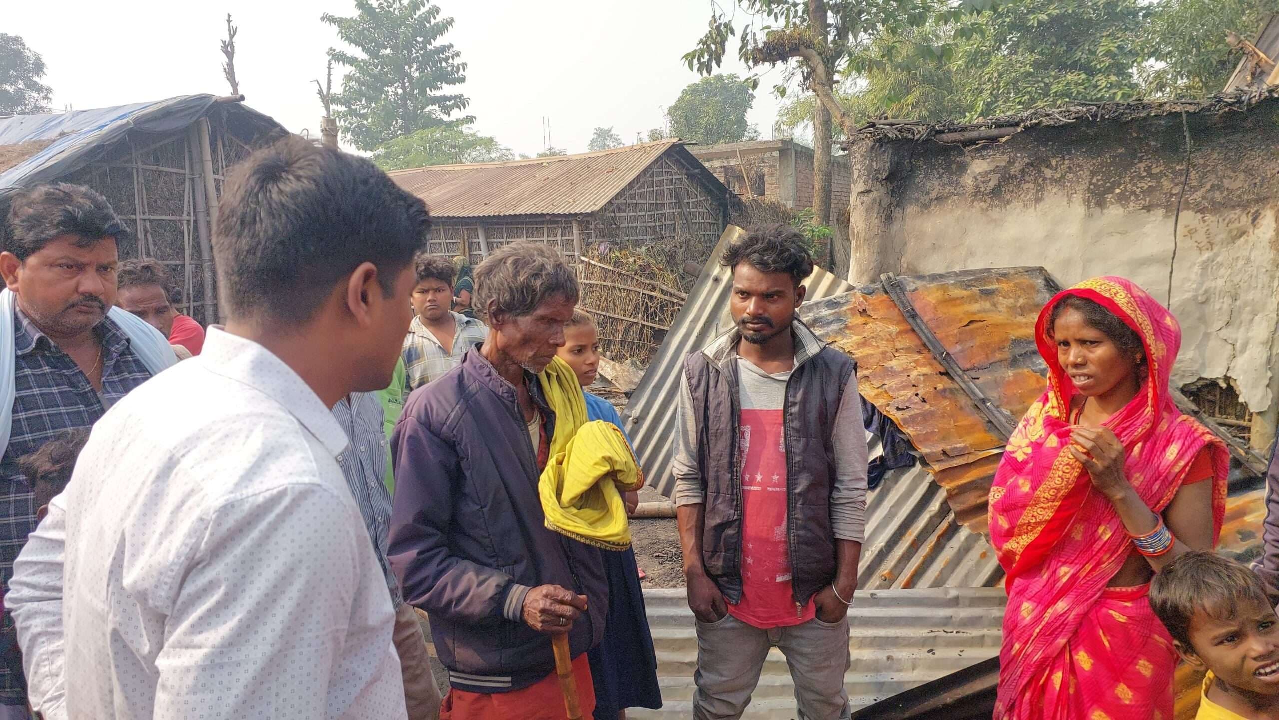 नवटोलिया वार्ड 12 में आग लगने से तीन घर जले