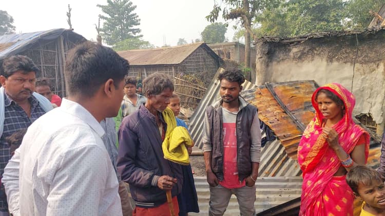 नवटोलिया वार्ड 12 में आग लगने से तीन घर जले