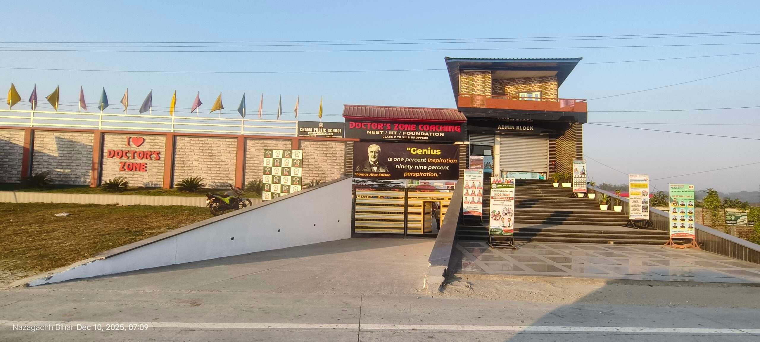 नियमों को ताक पर रखकर संचालित हो रहे निजी स्कूल