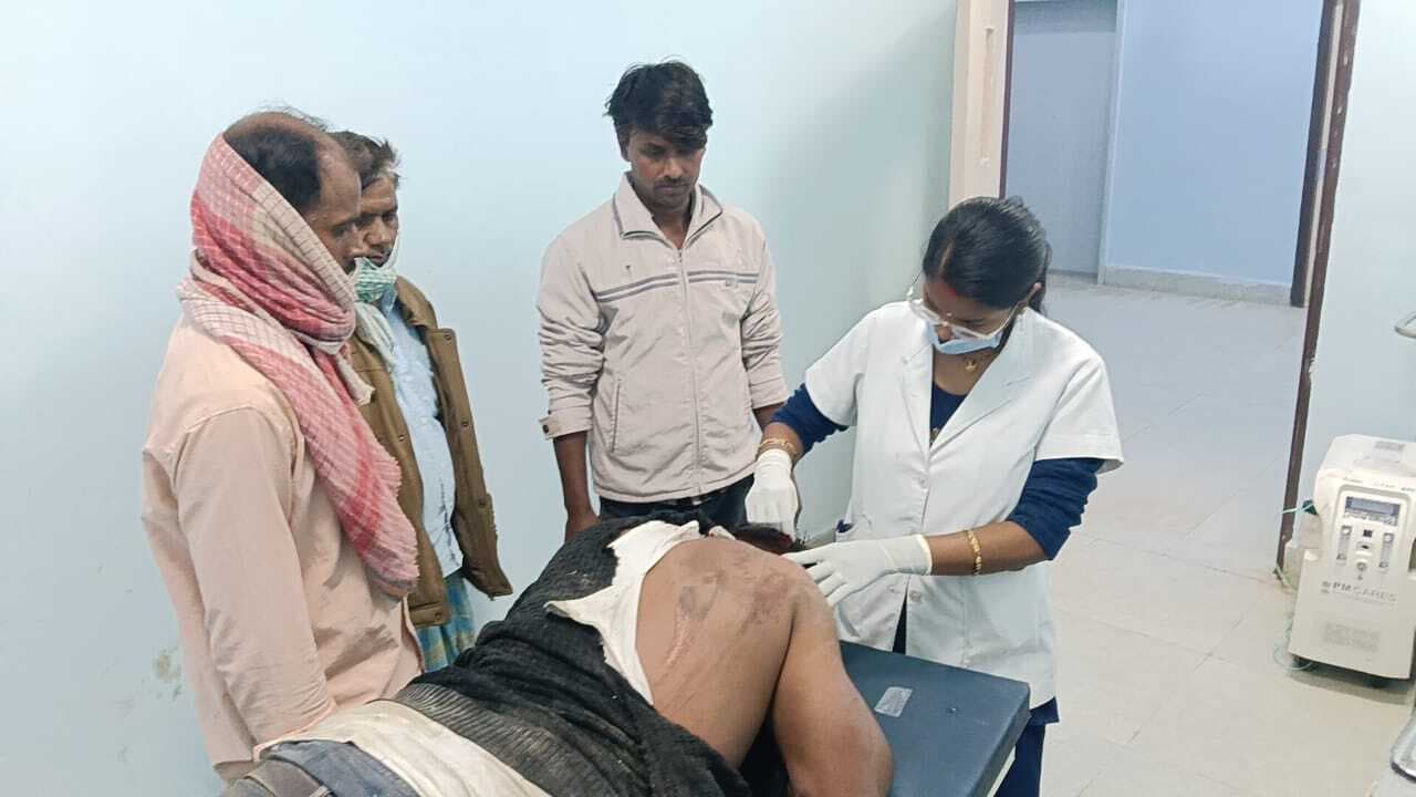 सड़क किनारे खड़े युवक को तेज रफ्तार ट्रैक्टर ने मारी टक्कर, हालत गंभीर