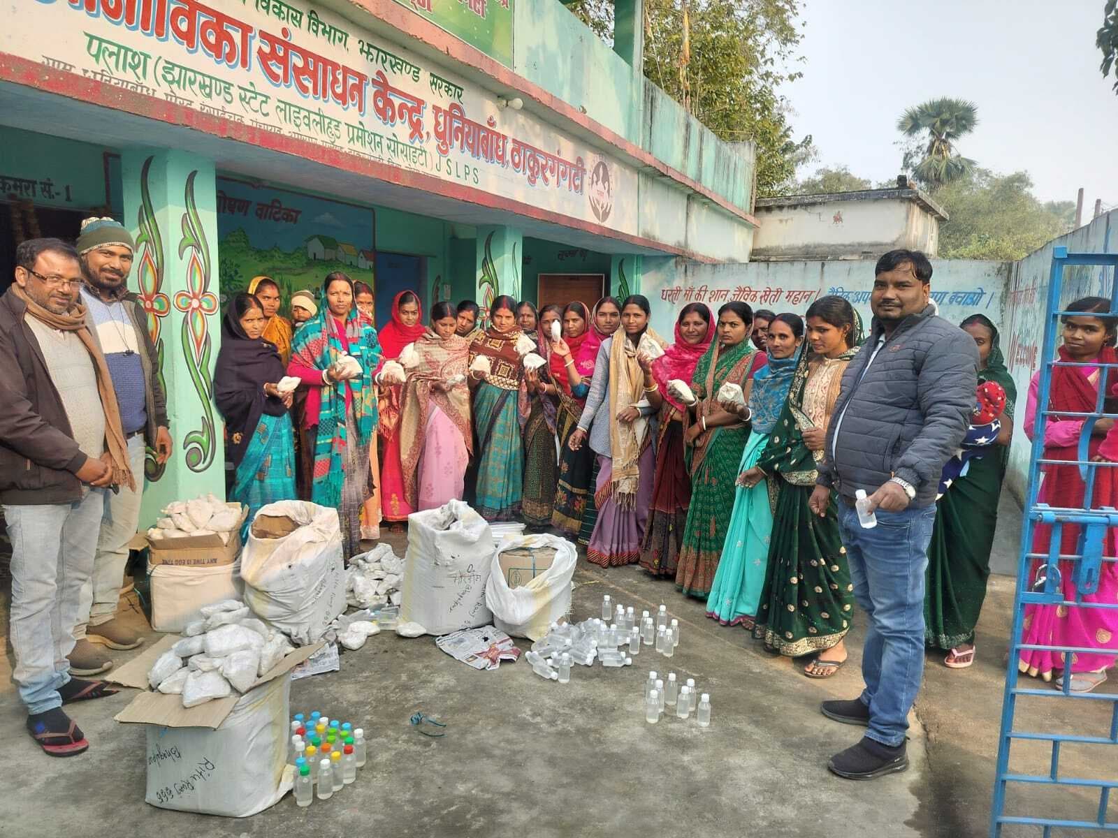 200 किलो ओएस्टर मशरूम स्पॉन का किया वितरण