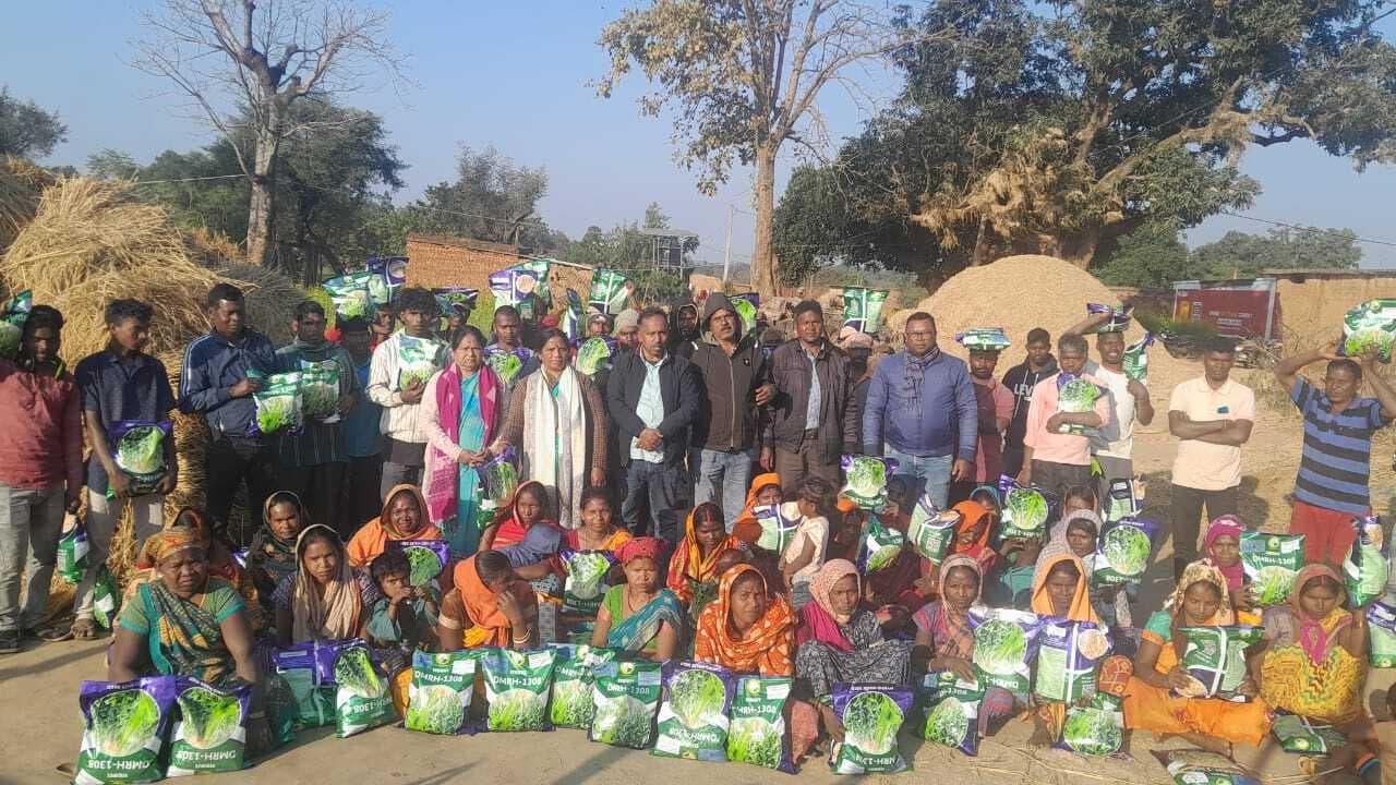 कोनका में 125 किसानों के बीच मक्का बीज का वितरण