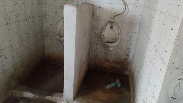 नारायणपुर प्रखंड कार्यालय में पानी-शौचालय की कमी से कर्मचारी परेशान