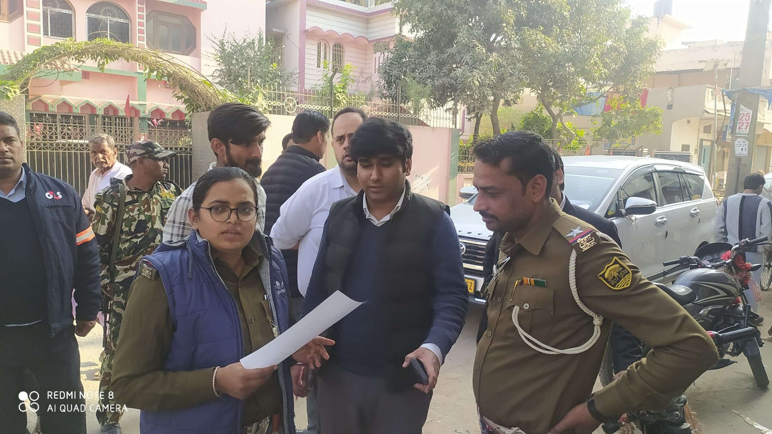 तीन प्रतिष्ठानों में छापामारी के दौरान नकली सिगरेट जब्त