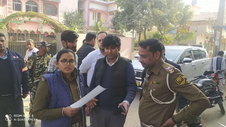 तीन प्रतिष्ठानों में छापामारी के दौरान नकली सिगरेट जब्त