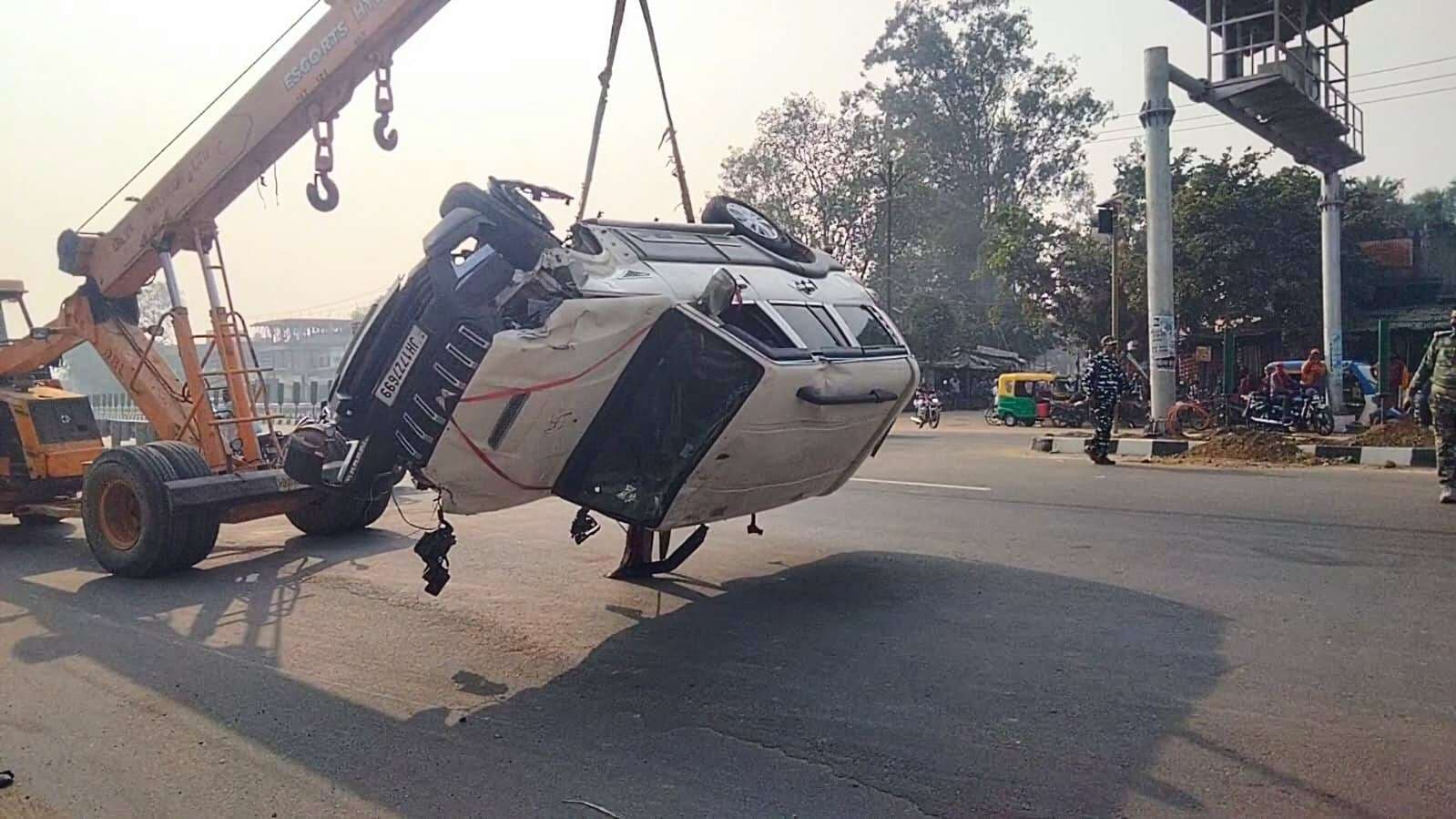 हाइड्रा की मदद से दुर्घटनाग्रस्त स्कॉर्पियो को थाने ले गयी पुलिस